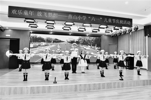 济南市历下区交警大队自今年3月10日起启动“每周一约”话安全系列宣讲,已开展10期共62场活动,覆盖师生9.7万人次